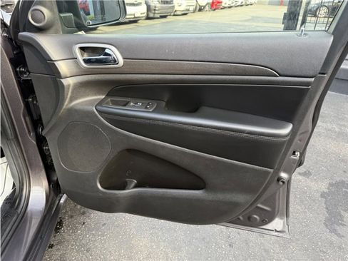 Used 2018 Jeep Grand Cherokee Altitude image 30