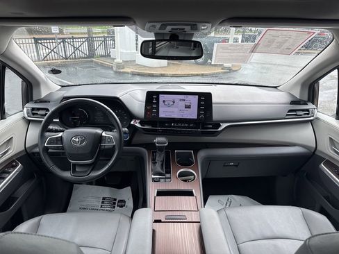 Used 2023 Toyota Sienna XLE FWD image 19