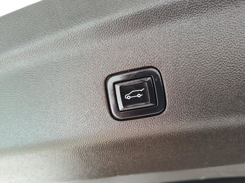Used 2022 GMC Yukon SLT w/ SLT Premium Package RWD image 9