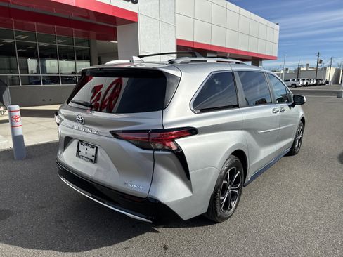 Used 2025 Toyota Sienna Platinum AWD/4WD image 4