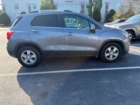Used 2019 Chevrolet Trax LT w/ LT Convenience Package FWD image 2