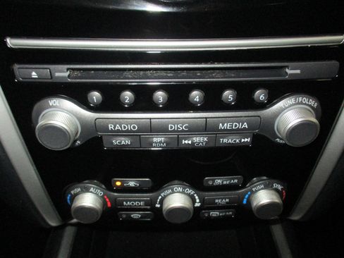 Used 2019 Nissan Pathfinder S image 23