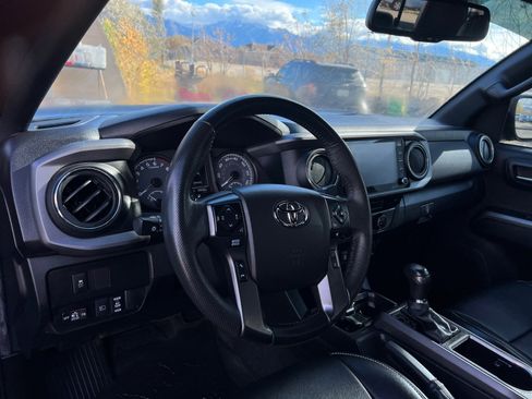 Used 2022 Toyota Tacoma TRD Off-Road image 18