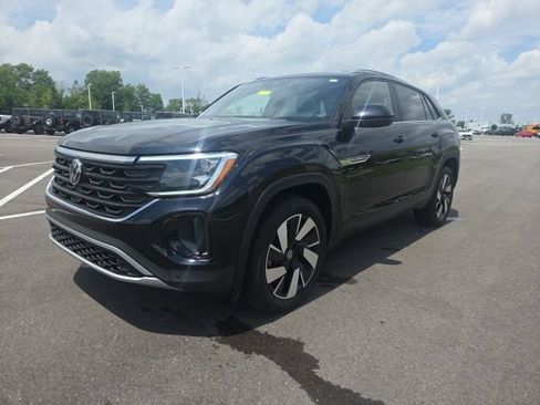 Used 2024 Volkswagen Atlas Cross Sport SE AWD/4WD image 2
