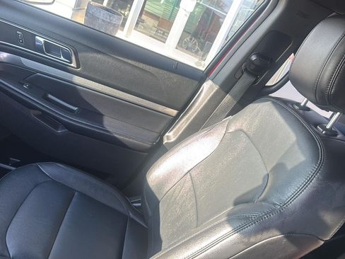 Used 2018 Ford Explorer XLT w/ Equipment Group 202A AWD/4WD image 26