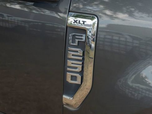 Used 2019 Ford F250 XLT w/ XLT Premium Package AWD/4WD image 6