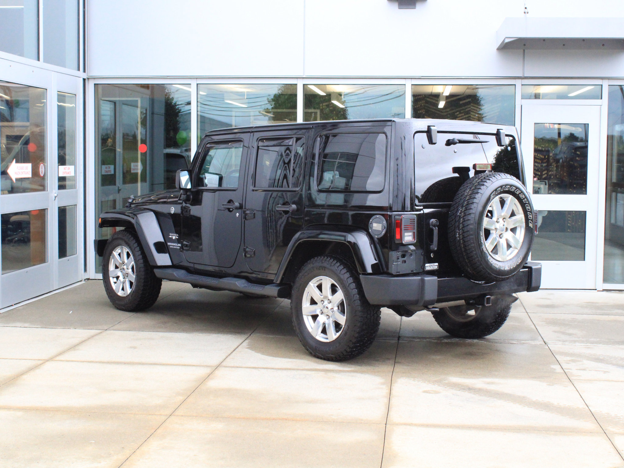 Used 2017 Jeep Wrangler Unlimited Sahara w/ Dual Top Group AWD/4WD image 8