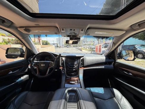 Used 2018 Cadillac Escalade ESV Luxury RWD image 4