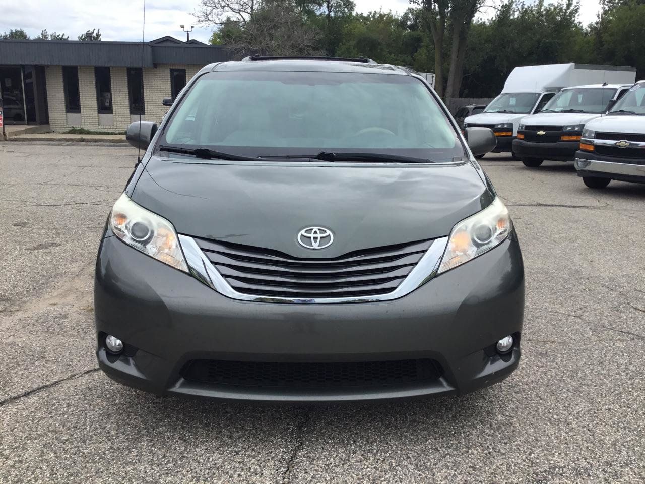 Used 2013 Toyota Sienna XLE w/ Entertainment Pkg AWD/4WD image 3