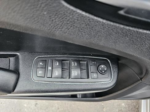 Used 2017 Chrysler 300 C image 5