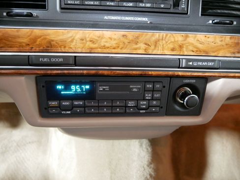 Used 1993 Lincoln Town Car Signature RWD image 22
