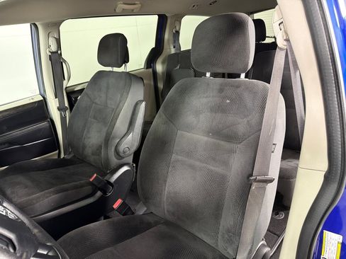 Used 2019 Dodge Grand Caravan SE w/ UConnect Hands-Free Group image 13