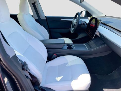 Used 2024 Tesla Model Y Long Range AWD/4WD image 27