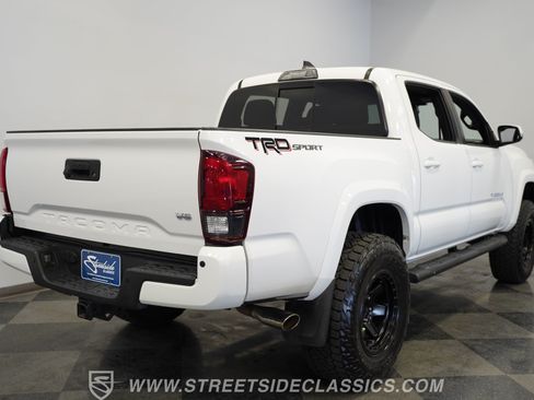 Used 2018 Toyota Tacoma TRD Sport w/ Technology Package RWD image 12