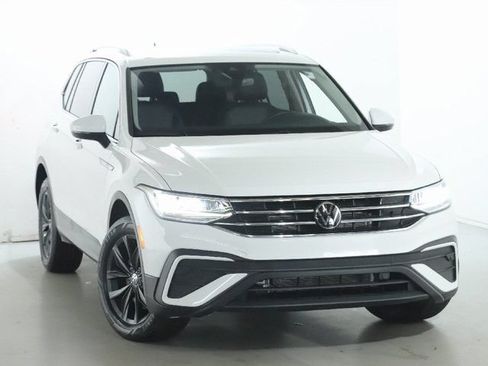 Certified 2024 Volkswagen Tiguan SE AWD/4WD image 2