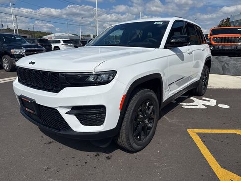 New 2025 Jeep Grand Cherokee Altitude image 3