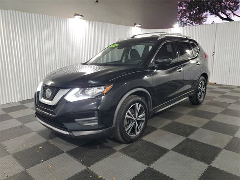Used 2019 Nissan Rogue SV w/ Premium Package image 3