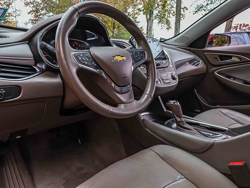 Used 2018 Chevrolet Malibu LT w/ Leather Package image 7