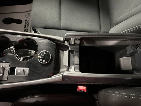 Used 2023 Nissan Rogue S AWD/4WD image 19