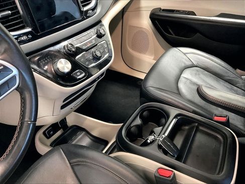 Used 2018 Chrysler Pacifica Touring-L FWD image 21