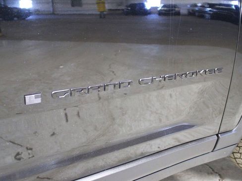 Used 2023 Jeep Grand Cherokee Altitude image 34