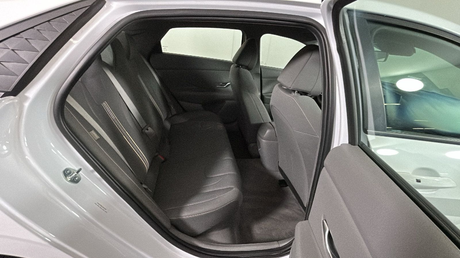 Used 2025 Hyundai Elantra SEL FWD image 34