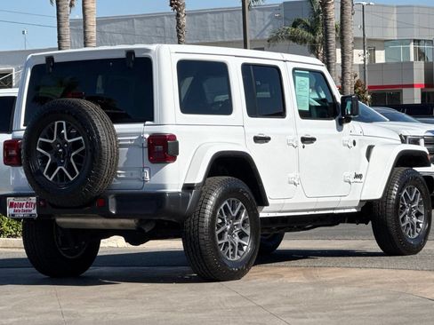 Used 2025 Jeep Wrangler Unlimited Sahara AWD/4WD image 4