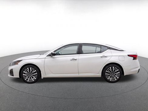 Used 2025 Nissan Altima 2.5 SV FWD image 4