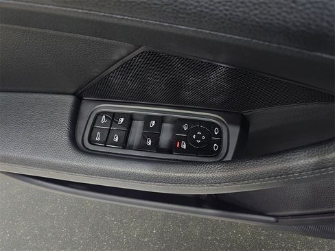 Used 2018 Porsche Panamera 4 image 30