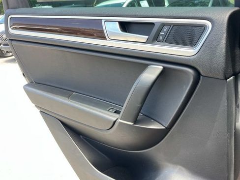 Used 2016 Volkswagen Touareg TDI AWD/4WD image 21