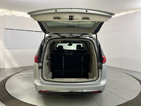 Used 2023 Chrysler Pacifica Touring-L image 27