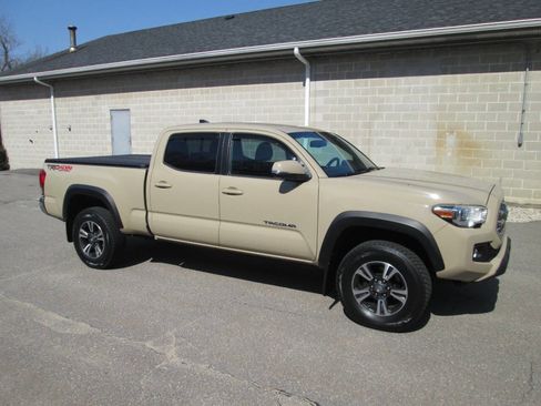 Used 2016 Toyota Tacoma TRD Off-Road w/ Towing Package image 4