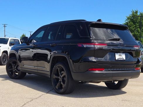 Used 2023 Jeep Grand Cherokee Limited w/ Black Appearance Package AWD/4WD image 15