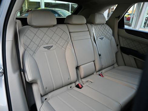 Used 2022 Bentley Bentayga image 50