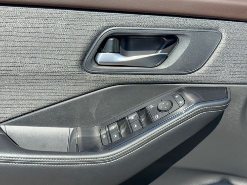 Used 2023 Nissan Rogue SV FWD image 15
