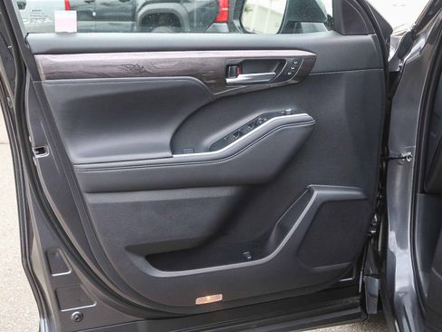 New 2026 Toyota Highlander Platinum image 24