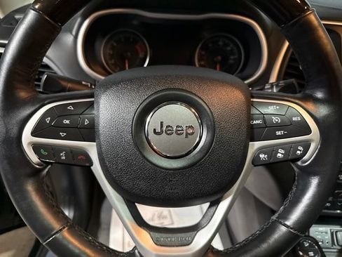 Used 2017 Jeep Cherokee Overland w/ Technology Group AWD/4WD image 10