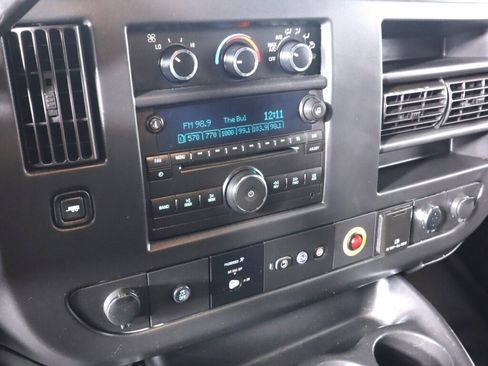 Used 2017 Chevrolet Express 2500 RWD image 17