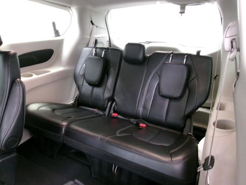 Used 2024 Chrysler Pacifica Touring-L FWD image 10