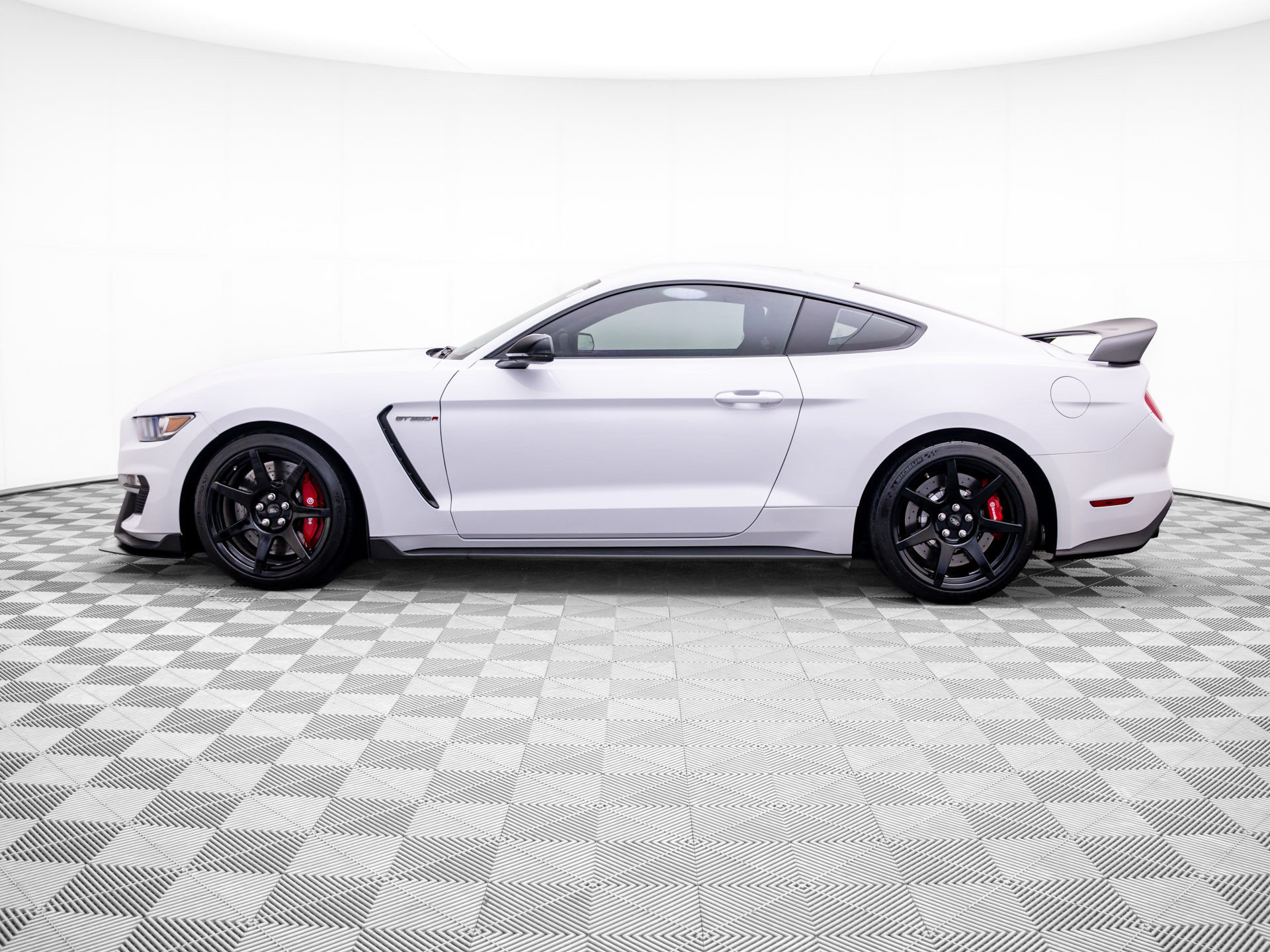 Used 2018 Ford Mustang Shelby GT350R w/ GT350R Equipment Group 920A RWD image 2