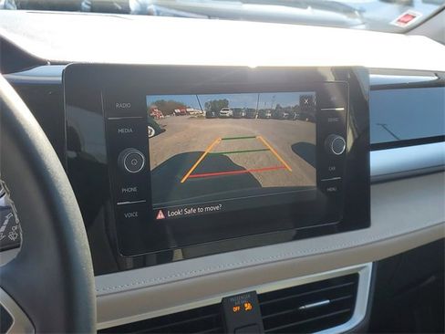 Certified 2025 Volkswagen Taos SE w/ Panoramic Sunroof Package image 24