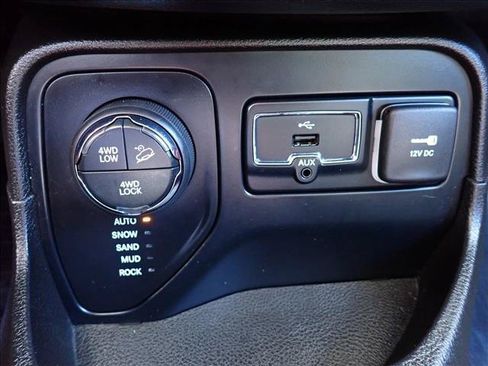 Used 2016 Jeep Renegade Trailhawk w/ Popular Equipment Group AWD/4WD image 18