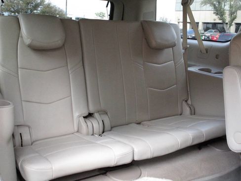 Used 2016 Cadillac Escalade ESV Luxury image 16