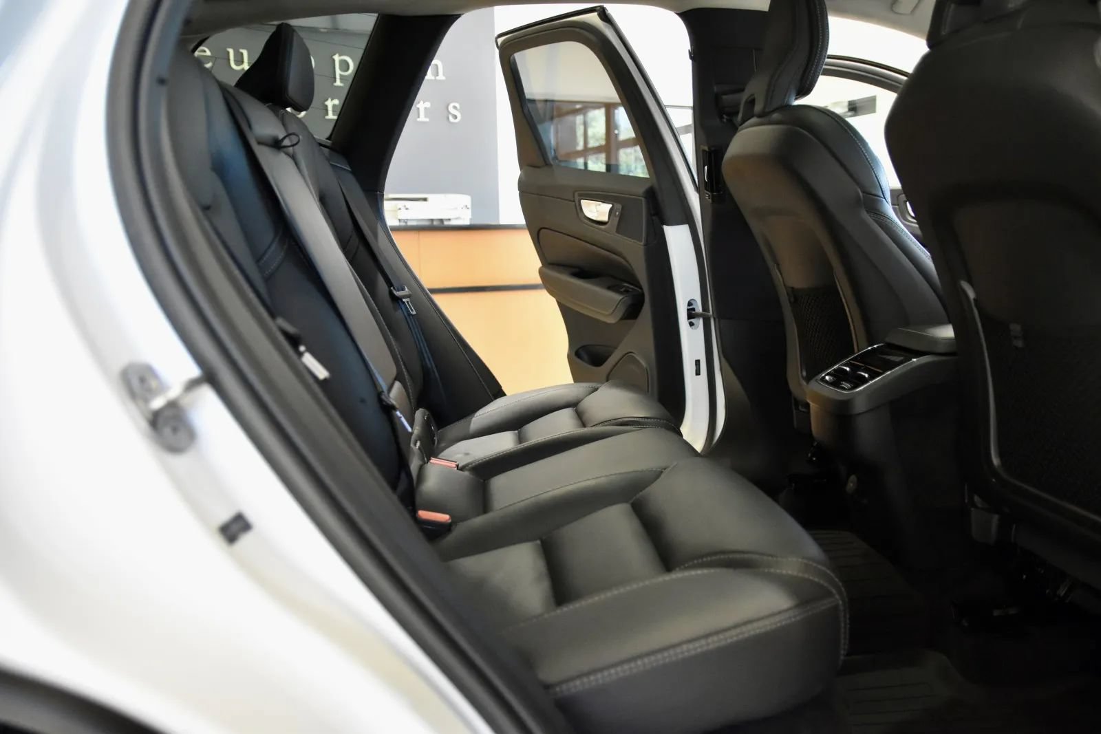 Used 2024 Volvo XC60 B5 Ultimate w/ Climate Package AWD/4WD image 24