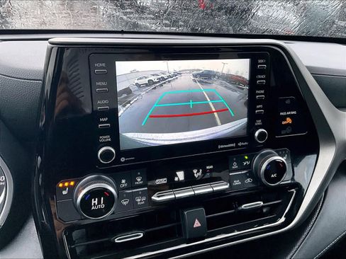 Used 2022 Toyota Highlander XLE image 18