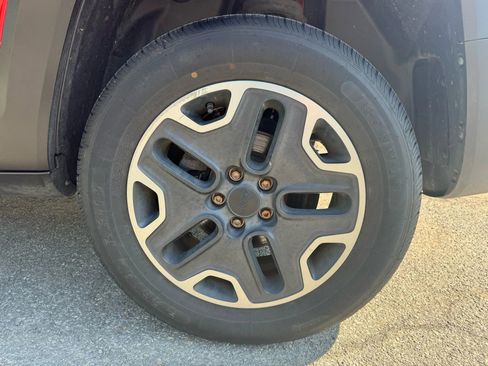 Used 2015 Jeep Renegade Trailhawk image 12