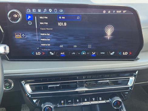 Used 2025 Chevrolet Traverse LT AWD/4WD image 23