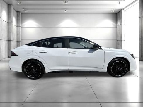 New 2026 Nissan Sentra SR FWD image 9