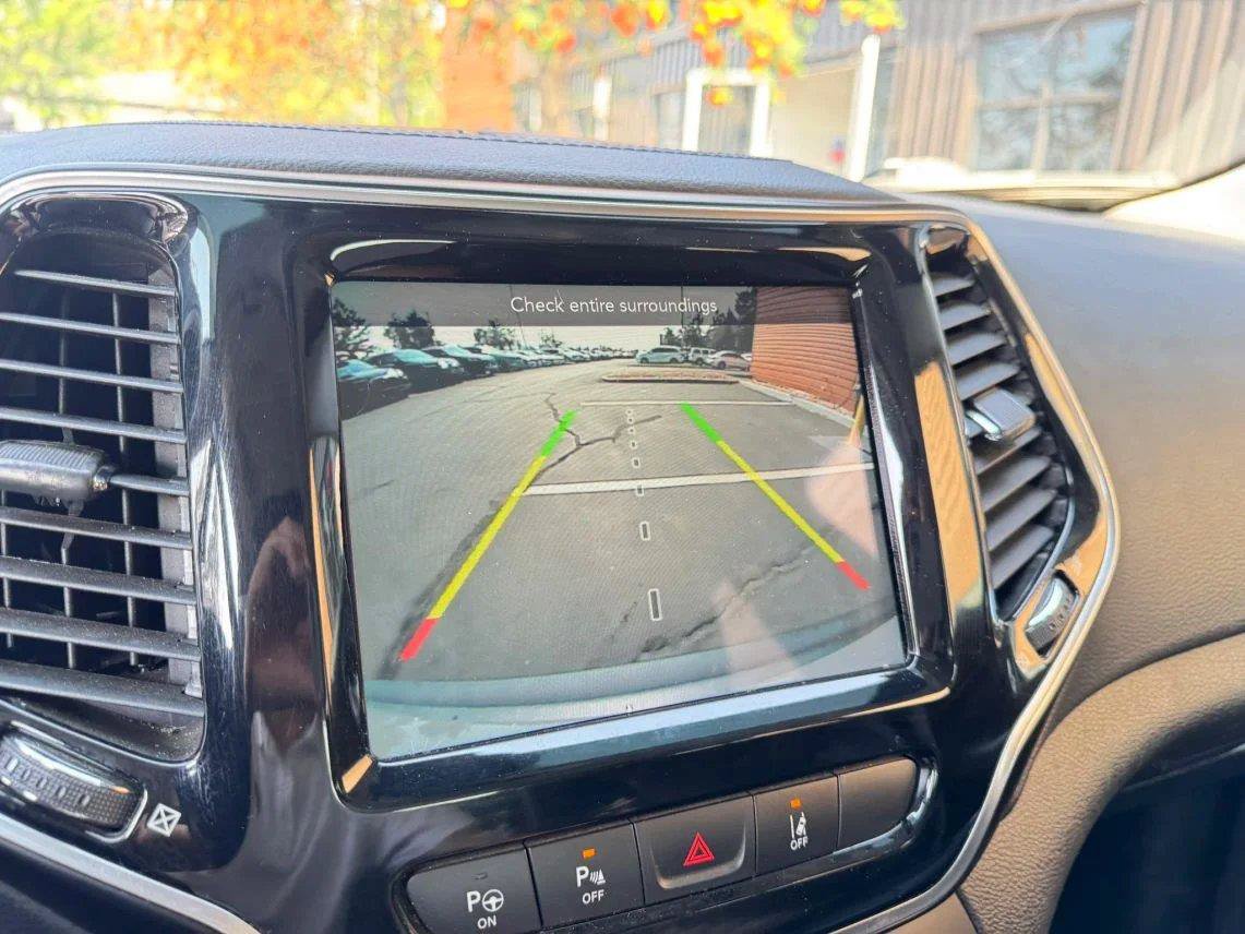 Used 2020 Jeep Cherokee Limited w/ Technology Group AWD/4WD image 18
