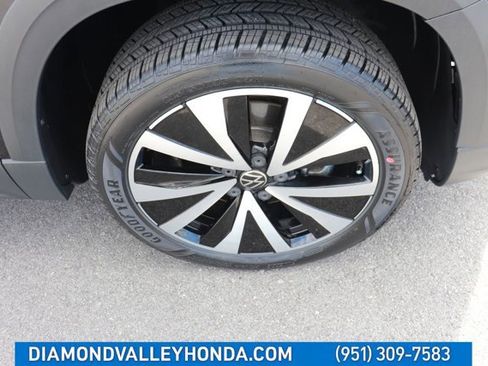 Used 2024 Volkswagen Taos SE image 27